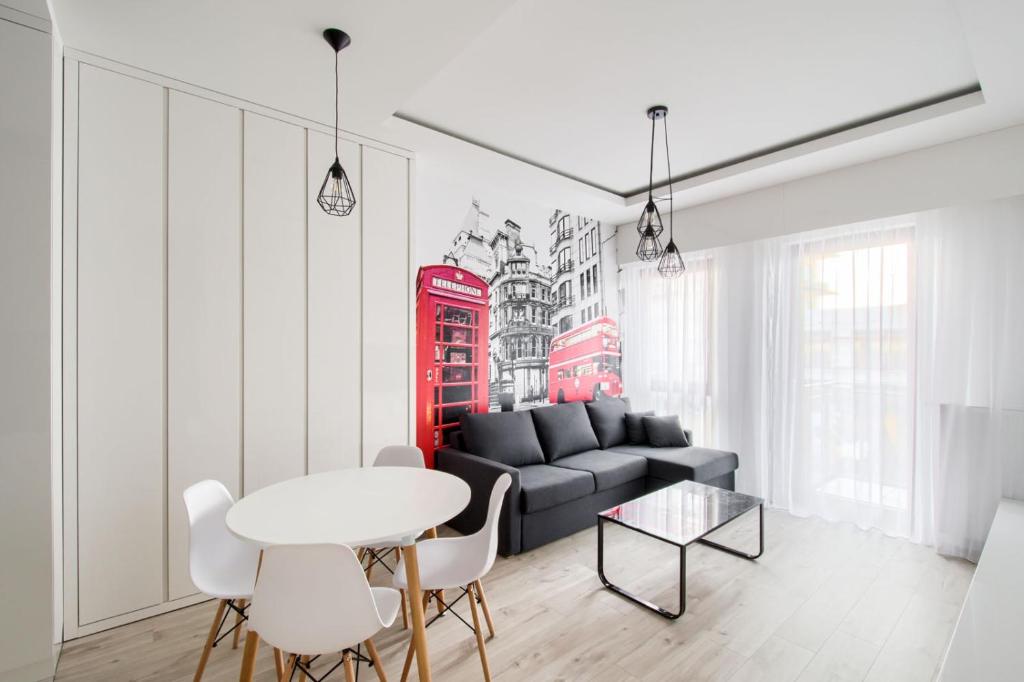 华沙Exclusive Trendy Apartments的客厅配有沙发和桌子