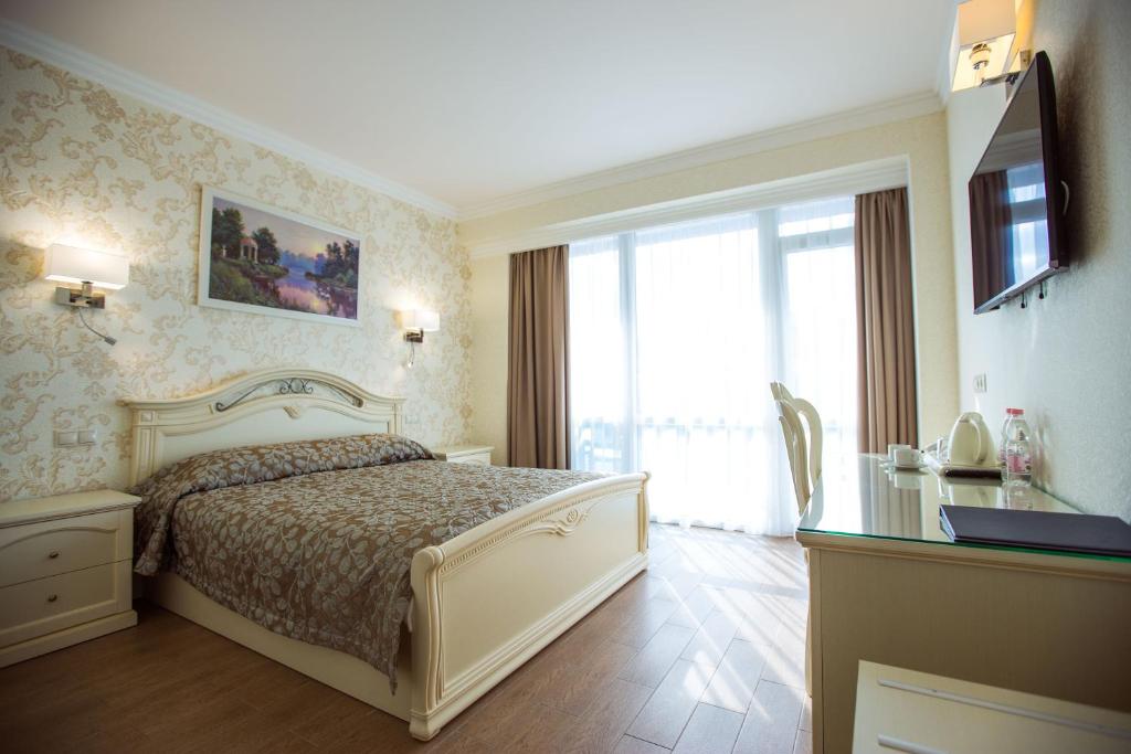 阿德勒Hotel El Paraiso的一间卧室设有一张床和一个大窗户