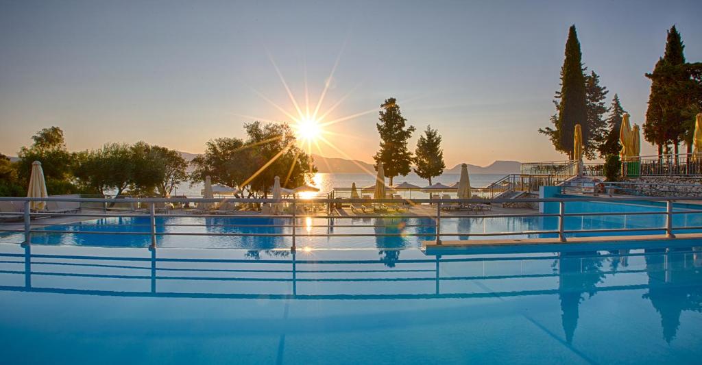尼基亚娜波尔托加里尼海滨度假酒店&Spa的游泳池,享有阳光背景