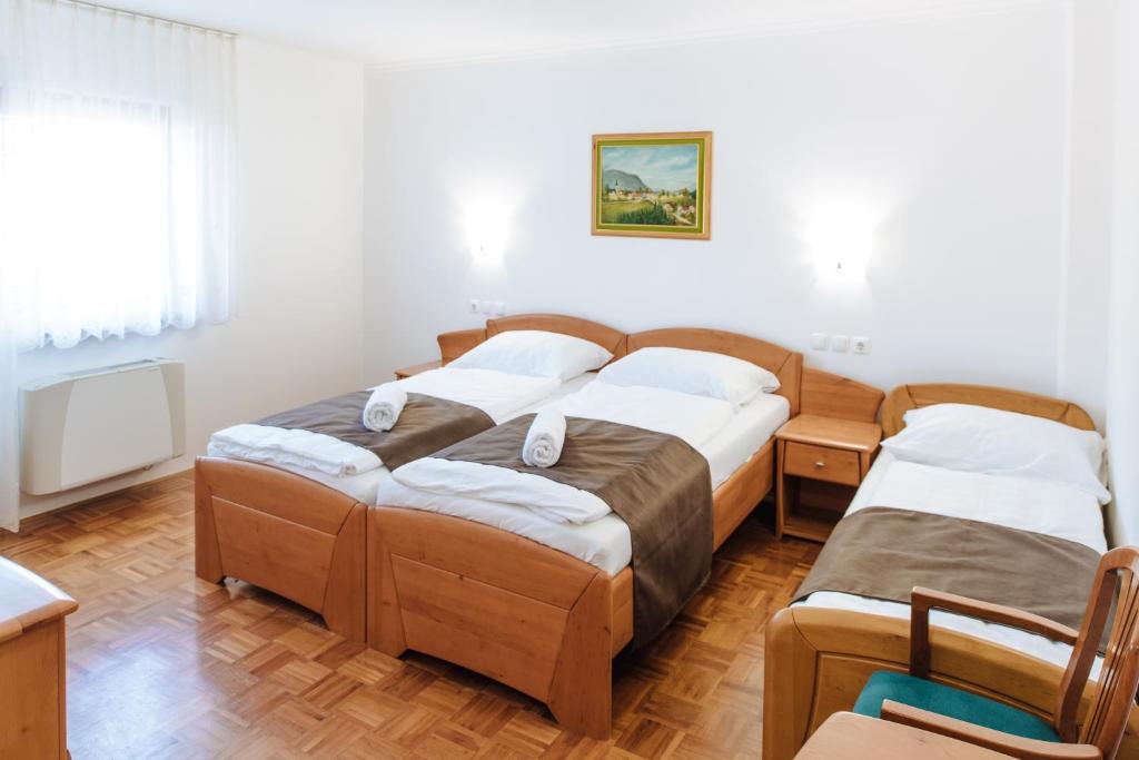 兹雷切Hotel reAktiv的一间卧室配有两张床和椅子