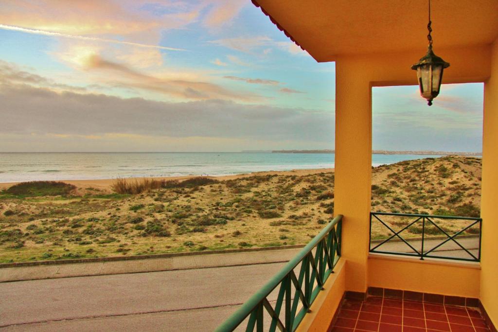 佩尼契Supertubos Beach Hostel的享有海滩美景的阳台
