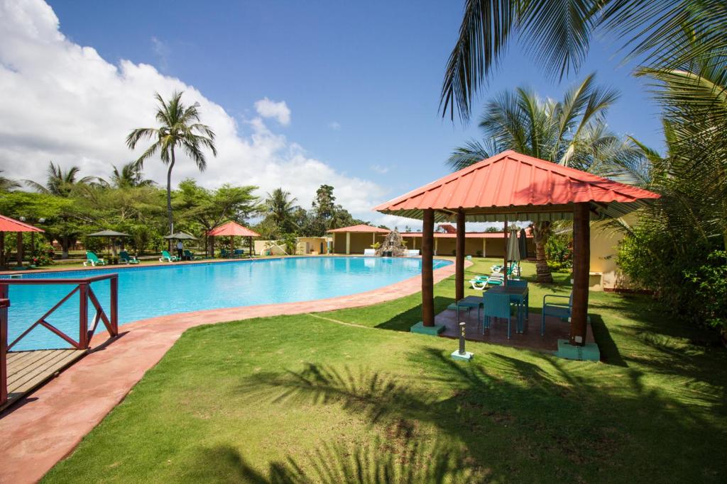 圣多美普拉亚酒店的度假村的游泳池
