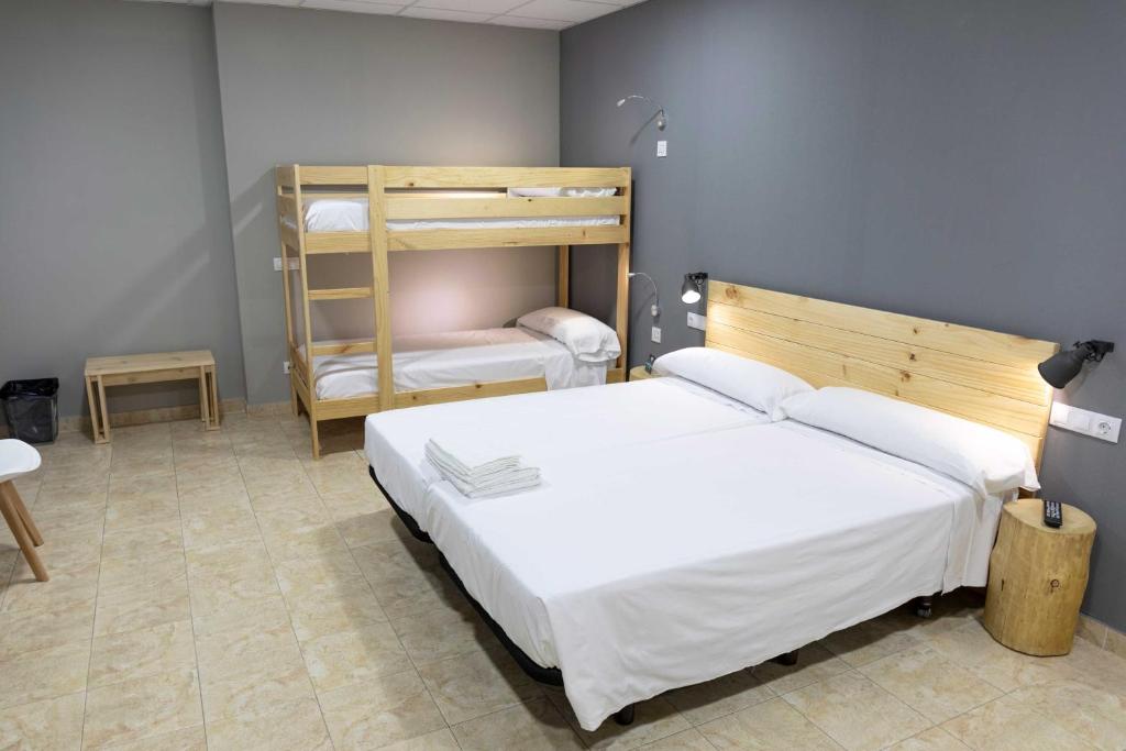 艾丝黛拉Alda Estella Hostel的一间卧室配有床和双层床。