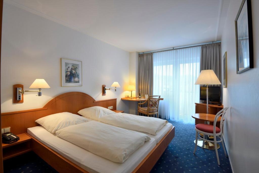 Fuhrbach德尔科龙普林兹酒店的配有一张床和一张书桌的酒店客房
