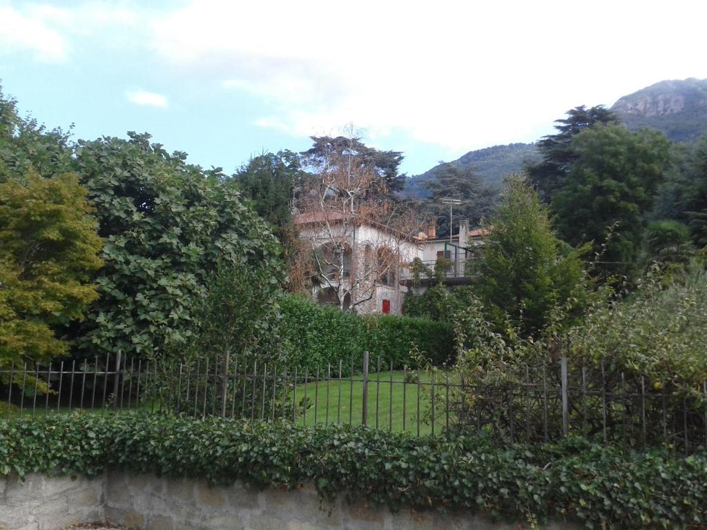 Settimo VittonePassaggio a Nord Ovest的院子前的围栏,有房子