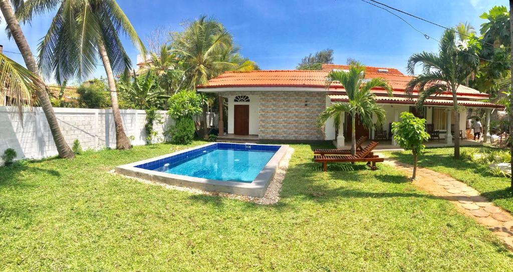尼甘布Ocean Gate Negombo的庭院中带游泳池的房子
