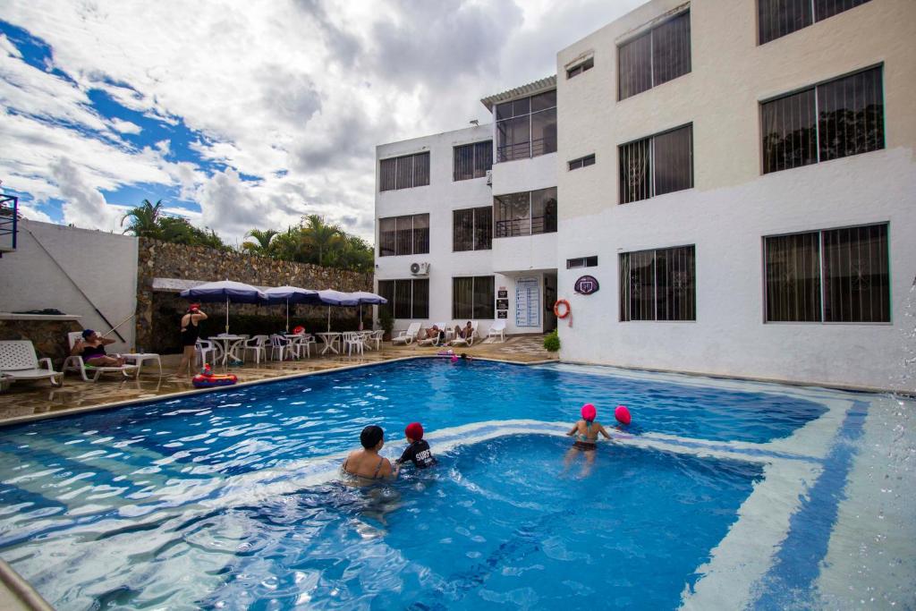 梅尔加Blue Star Hotel的一群人在酒店的游泳池里