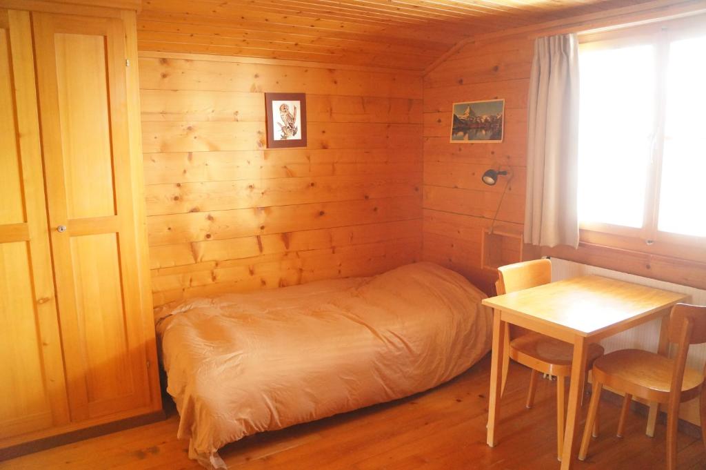 埃尔嫩Chalet Berken的一间小卧室,配有一张床和一张桌子