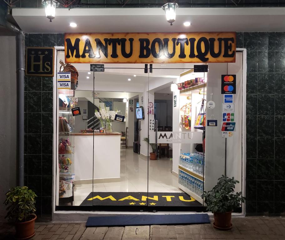 马丘比丘Mantu Boutique的门上标有马提尼瓶店