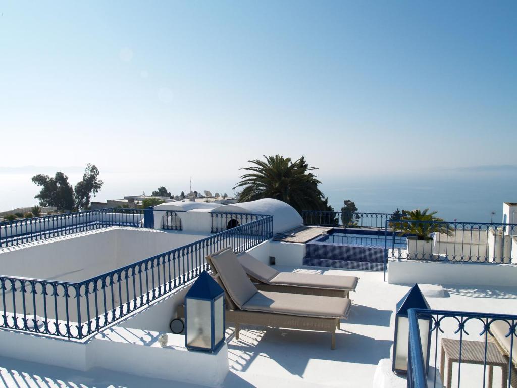 西迪·布·赛义德达法特马酒店的一个带游泳池和椅子的度假胜地和大海