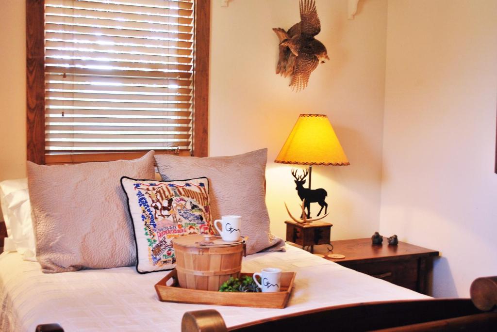 Pipe CreekGlory Hills Ranch的一间卧室配有一张带台灯的桌子的床
