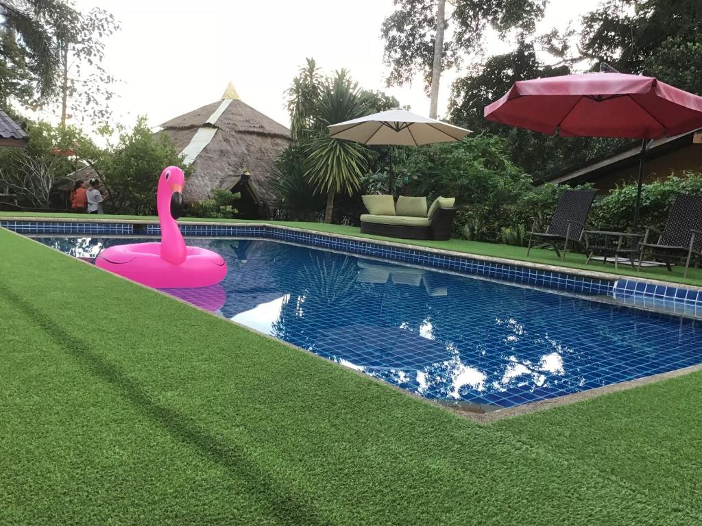 象岛Grand Tree的一座游泳池,在草地上有一个粉红色的天鹅