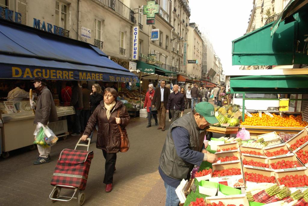 巴黎巴那斯峰达格尔酒店的一群人穿过一个水果蔬菜市场
