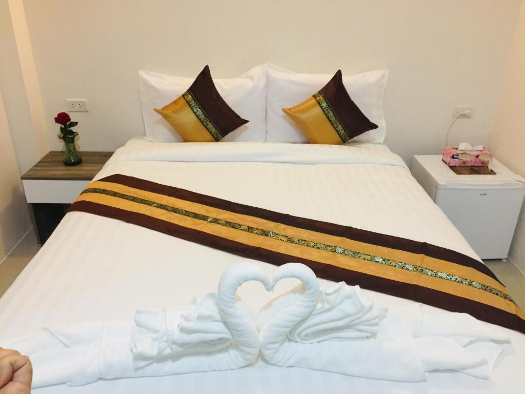 清迈DE ROSE Hotel Chiang Mai的心形床,带两条毛巾