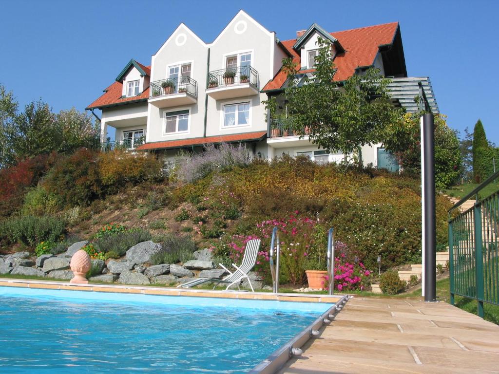 施泰格斯巴赫兰德埃德酒店的山顶上带游泳池的房子