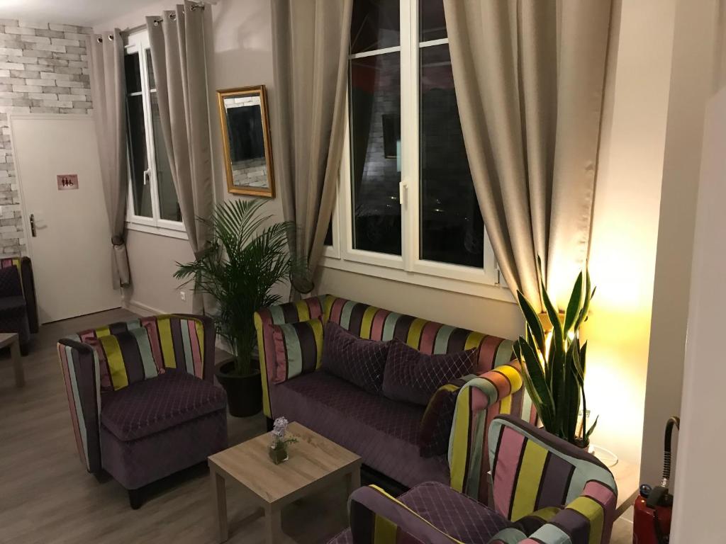 莱桑德利HÔTEL LES IRIS的带沙发、椅子和窗户的客厅