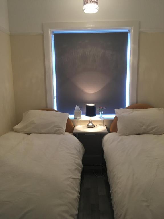 伯恩茅斯Oxford Avenue的带窗户的客房内的两张床