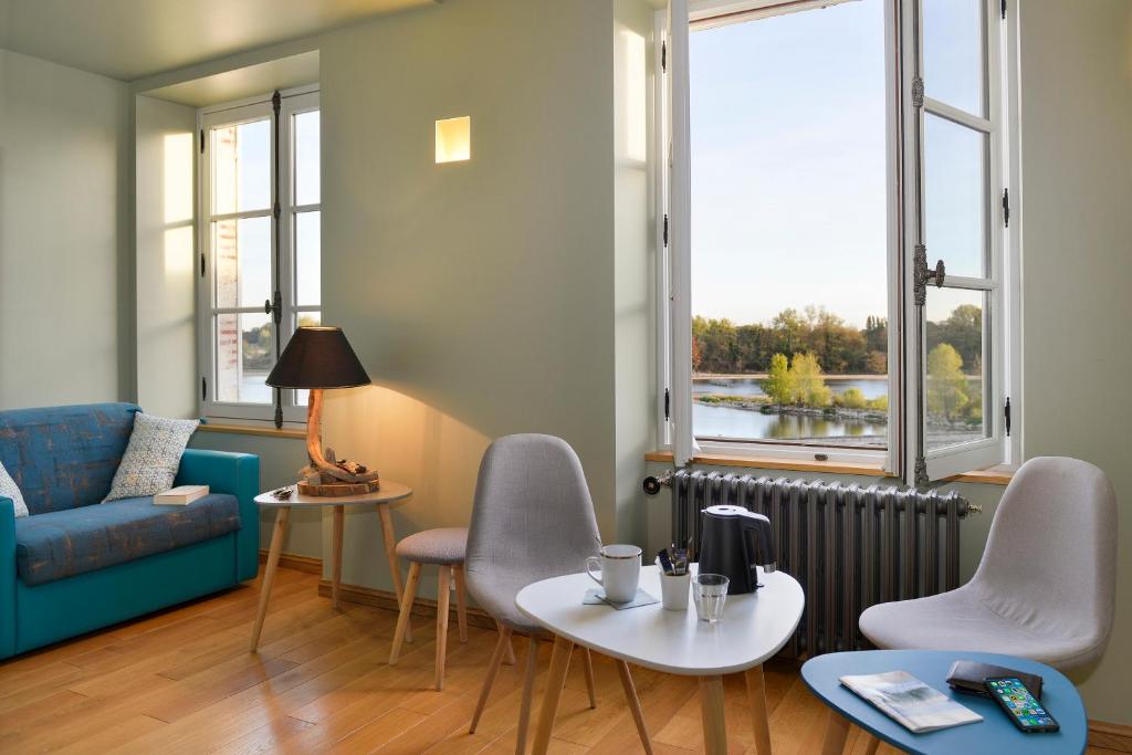 奥尔良Suites du Cabinet Vert的客厅配有沙发和桌椅