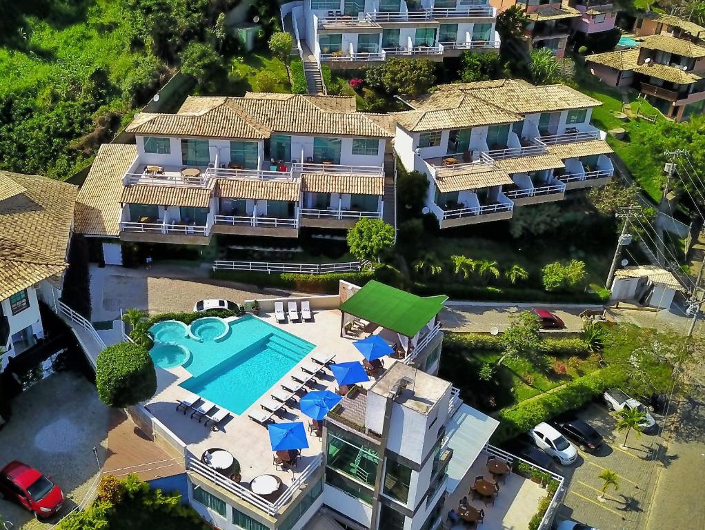 布希奥斯若昂费尔南德斯宾馆体验式酒店的享有带游泳池的房屋的空中景致