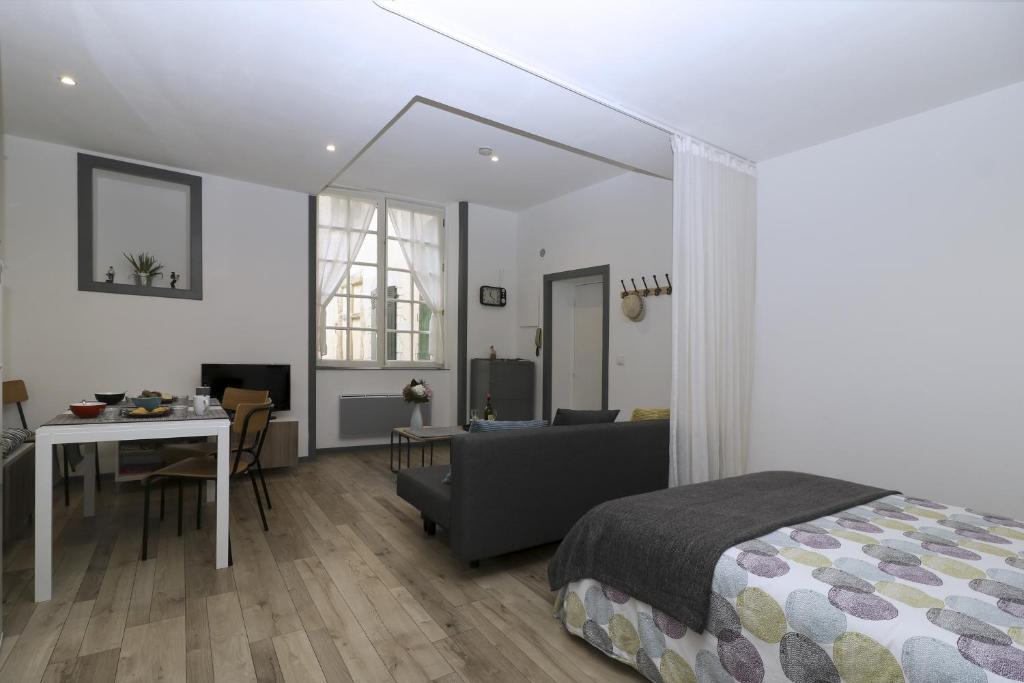 巴约讷Cosy appartement Bayonne historique的一间卧室设有一张床和一间用餐室