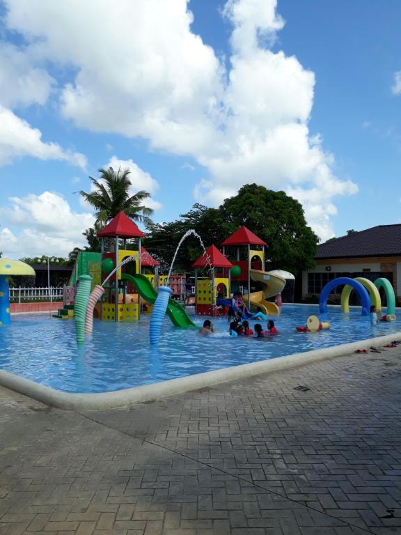 伊洛伊洛Sea Garden Resort Iloilo的一个大型水上公园,人们在玩