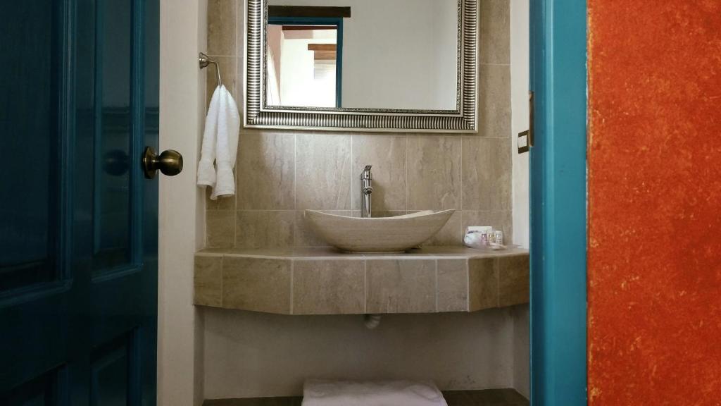 贾拉普Posada Antiguo Camino Real的一间带水槽和镜子的浴室