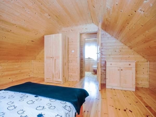 尤斯托尼莫斯基Agromarko的小木屋内一间卧室,配有一张床