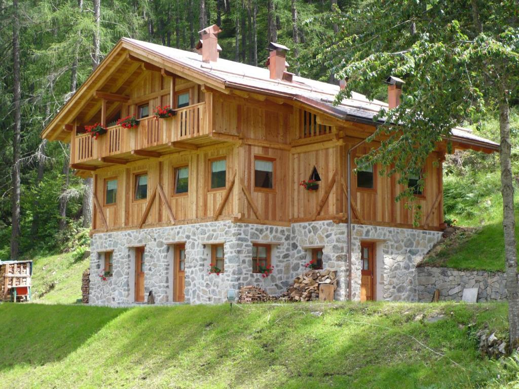 拉比马斯德拉波尔普酒店 - 小木屋的小木屋设有木制屋顶