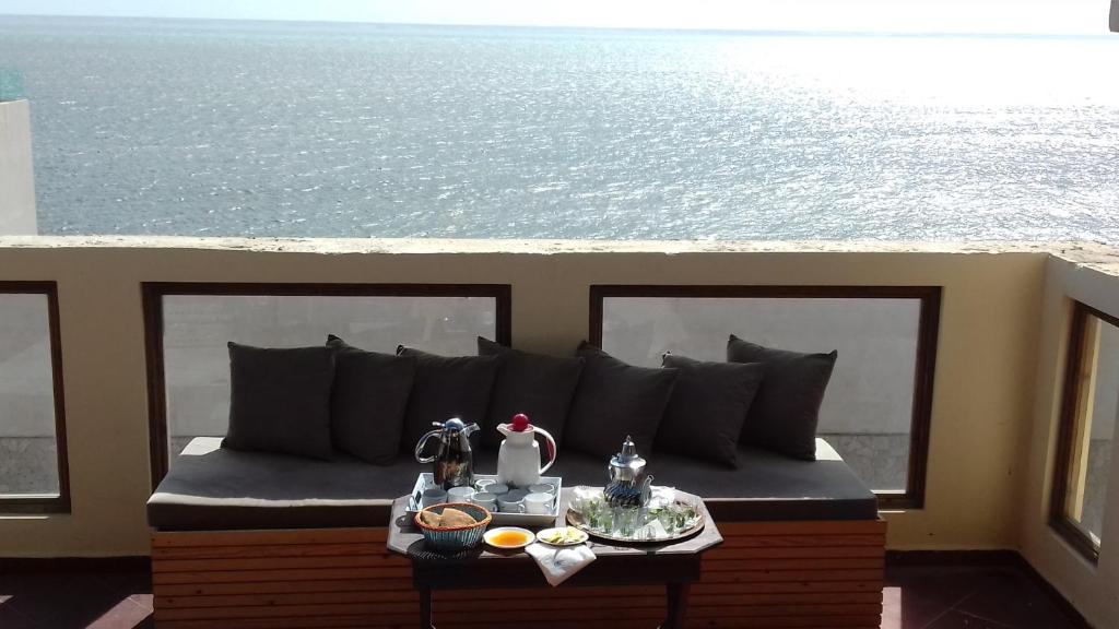 达赫拉Inyan Dakhla Hotel的海景阳台上的沙发