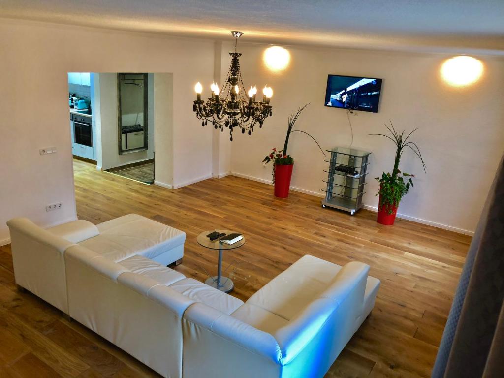 多特蒙德多特蒙德盐室公寓的客厅配有白色沙发和吊灯。