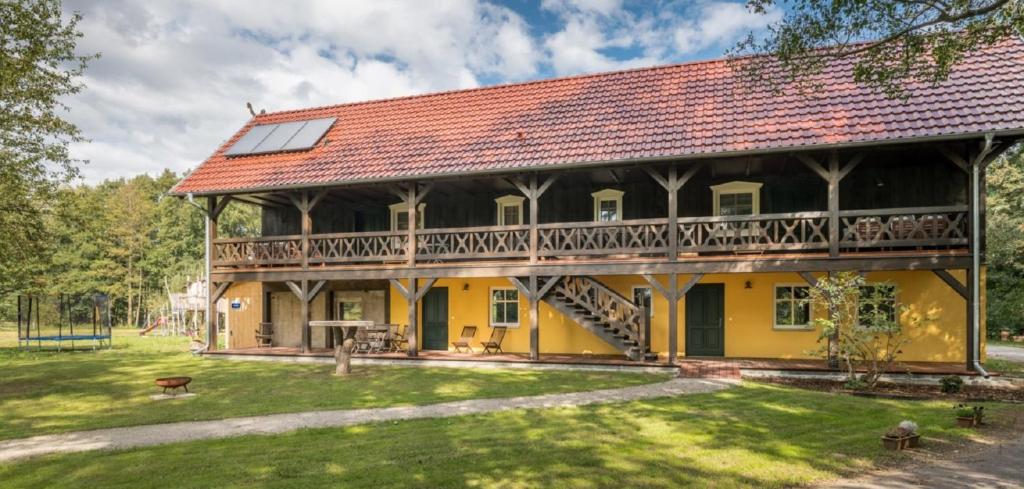 布尔格Adelinenhof - Ferienapartments, Fasten, Wellness & Gesundheit的红色屋顶的大型黄色房屋