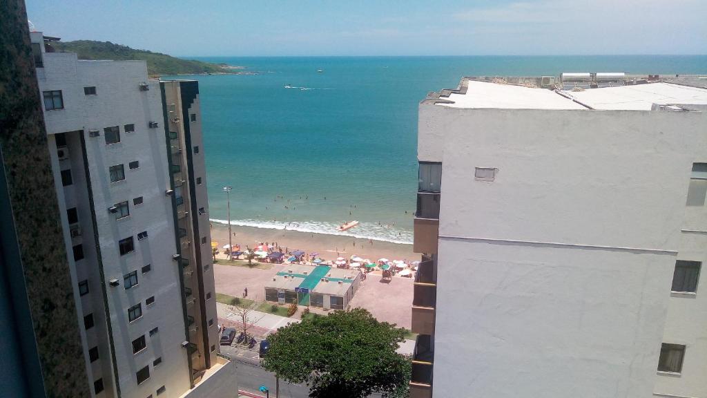 瓜拉派瑞MAR & SERRA - PRAIA do MORRO的从大楼欣赏海滩美景