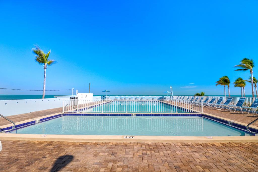 雷顿Fiesta Key RV Resort Standard Room 8的棕榈树海滩旁的游泳池