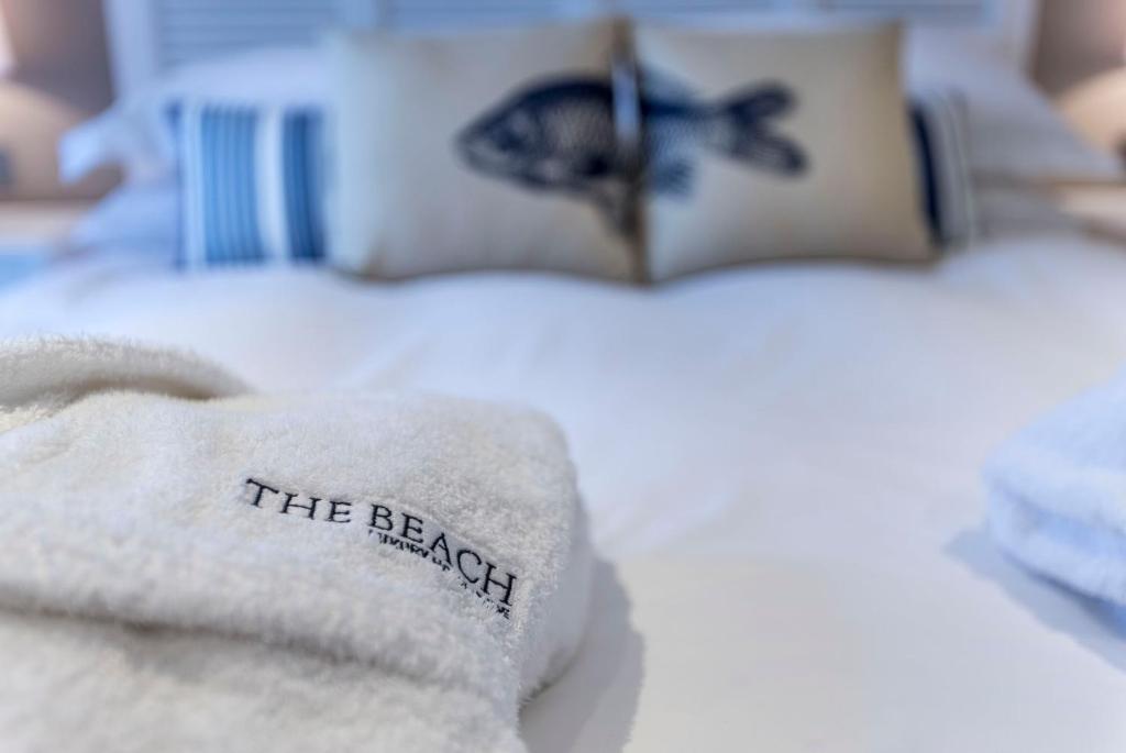 布德海滩酒店的床上写着沙滩上的白色毛巾