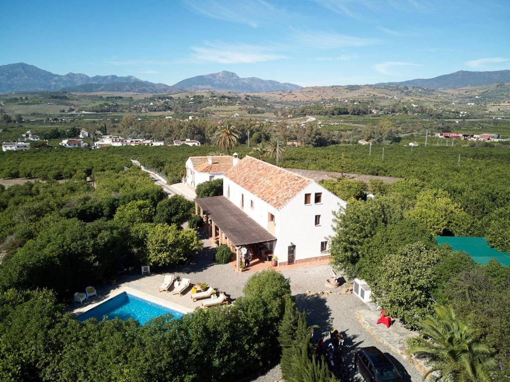 皮萨拉Finca Limón的享有带游泳池的房屋的空中景致