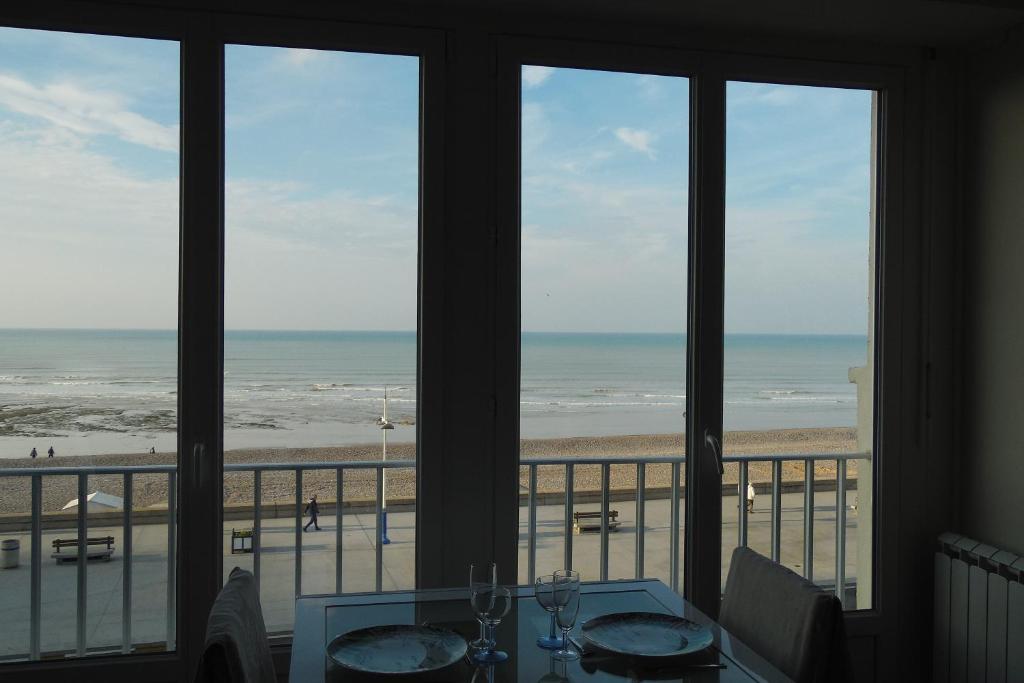 勒特雷波尔L' entre mer et falaise的一间享有海滩美景的用餐室