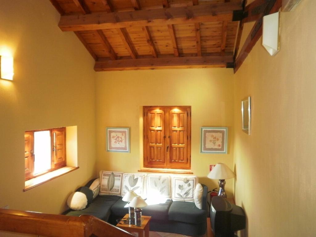 Serrada de la FuentePosada de Serrada的带沙发和窗户的客厅