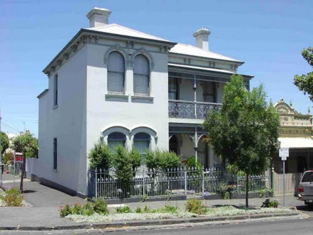 墨尔本VIGNACOURT Melbourne RICHMOND HILL的前面有栅栏的白色房子