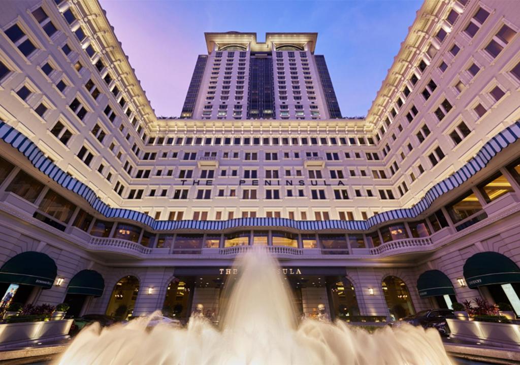 香港香港半岛酒店的一座大型建筑,前面有一个喷泉