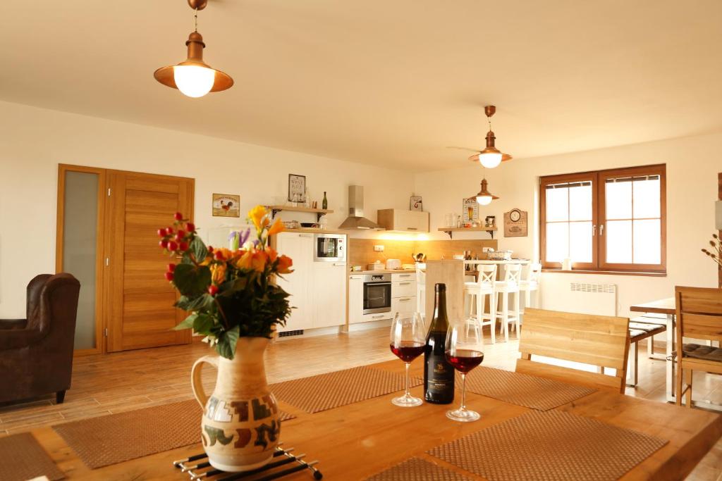BavoryU Floderů的客厅配有一张桌子和两杯葡萄酒