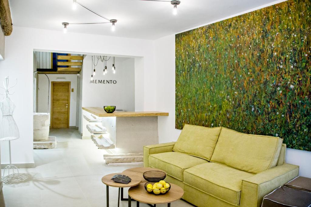 皮兰MEMENTO B&B Piran的客厅配有黄色沙发和绘画作品