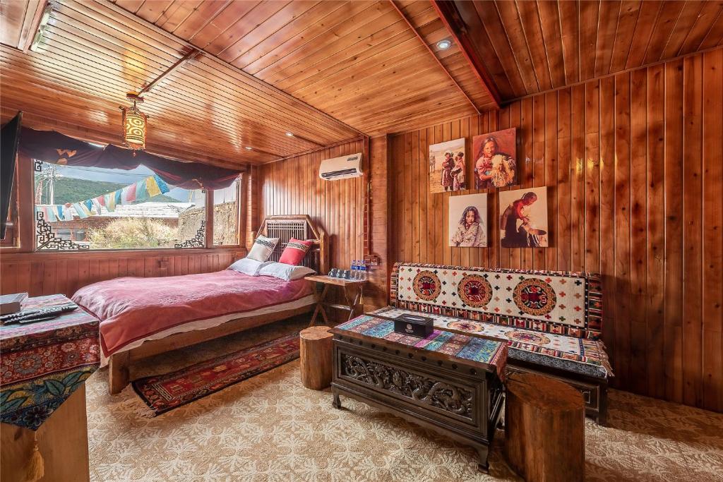 香格里拉艺栈藏式精品客栈的木制客房内的一间卧室,配有一张床