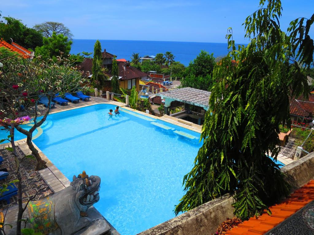 艾湄湾艾湄哥本外岩咖啡厅及酒店的一座大型游泳池,那里有游泳的人
