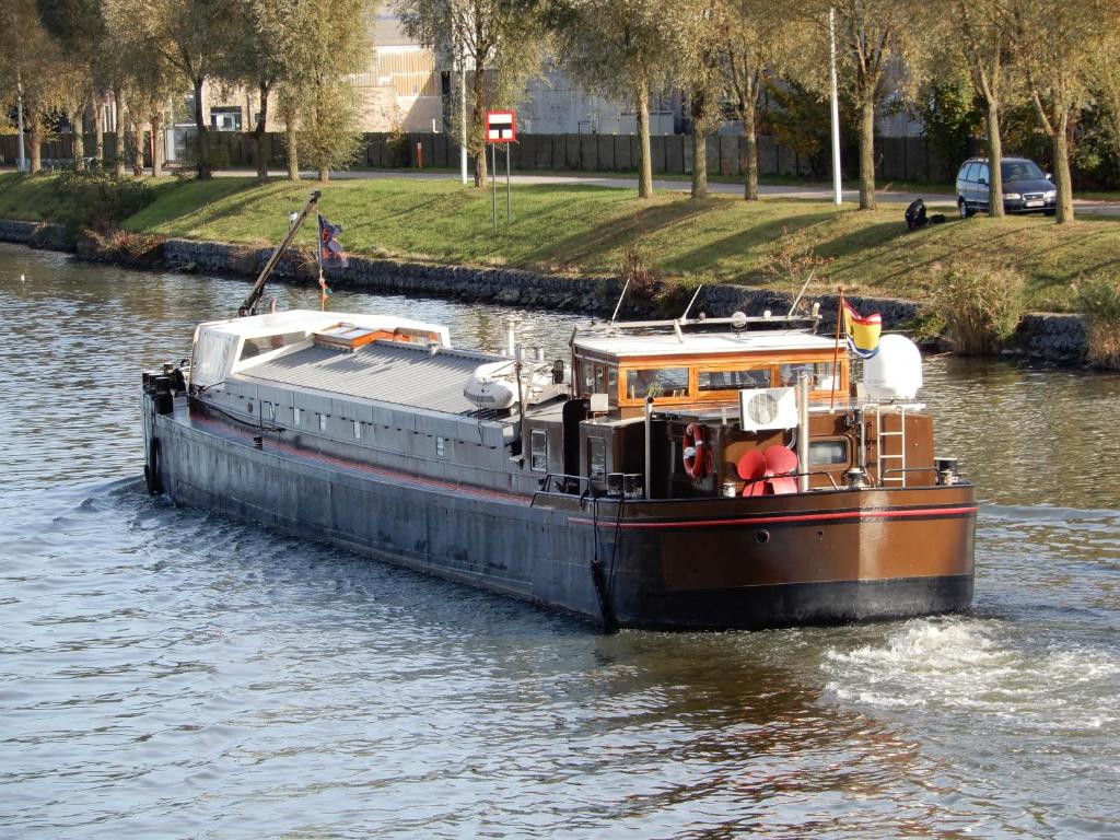 泰尔讷曾BlackPearl Boat&Breakfast的河上水中的船