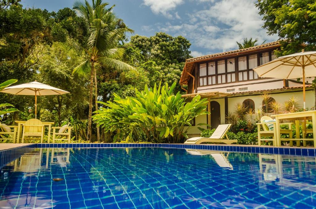 托兰克索Pousada Villa Bahia的房屋前的游泳池