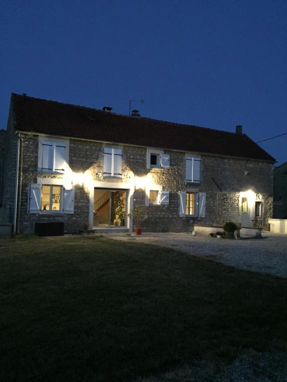 PréhyLa maison de Lucien, gîte au cœur du vignoble Chablisien的一座石屋,晚上有灯