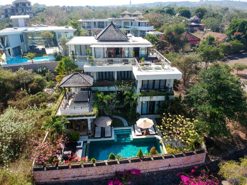 金巴兰Casa de Balangan Beach的享有带游泳池的房屋的空中景致