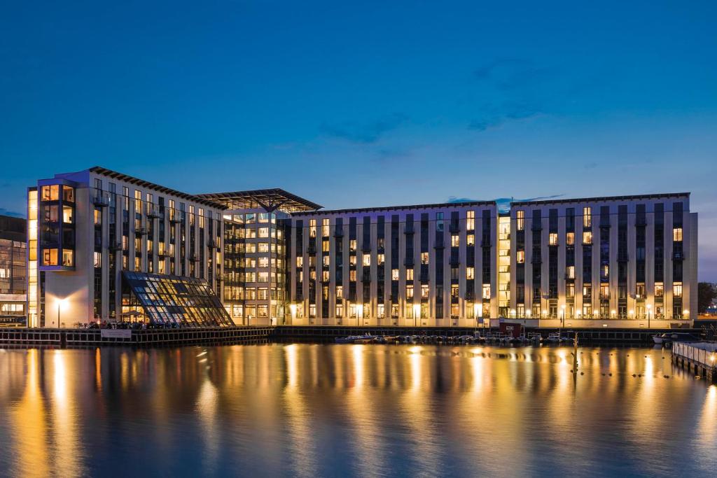 哥本哈根哥本哈根岛酒店的一座大楼,在水面上过夜