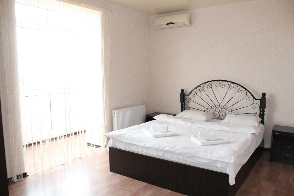 基辅Апартаменти Рилєєва, 25的一间卧室设有一张大床和大窗户