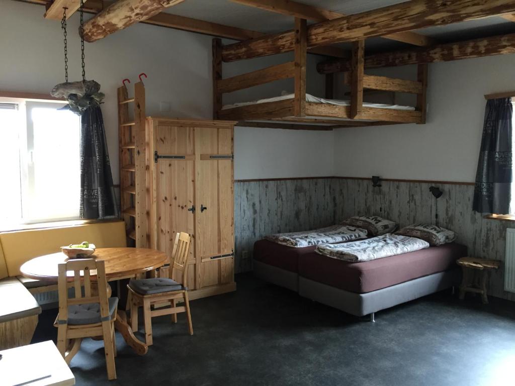 Den HoornDe Droomhut的一间卧室配有一张床、一张桌子和一张书桌